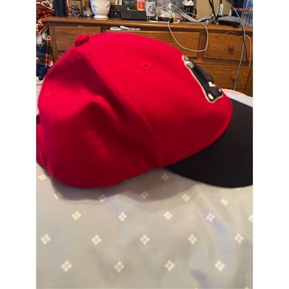 Twins Enterprise Inc. Men's Boston Red Sox Trucker Cap In Red & Black - Picture 10 of 16